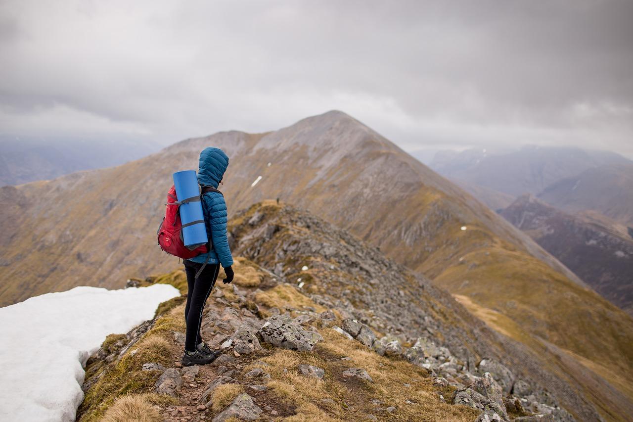 Co wybrać na wycieczkę w góry – torbę czy plecak?