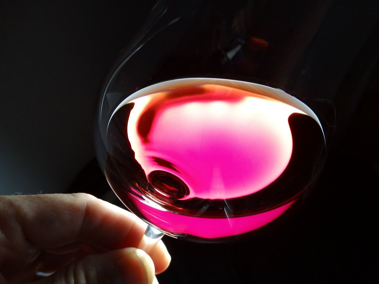Wino różowe – proces powstania i zasady podawania