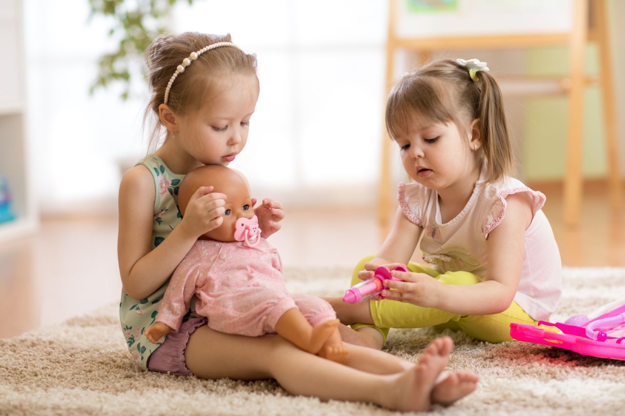 Czy lalki wciąż są zabawkami, którymi chętnie bawią się dzieci?