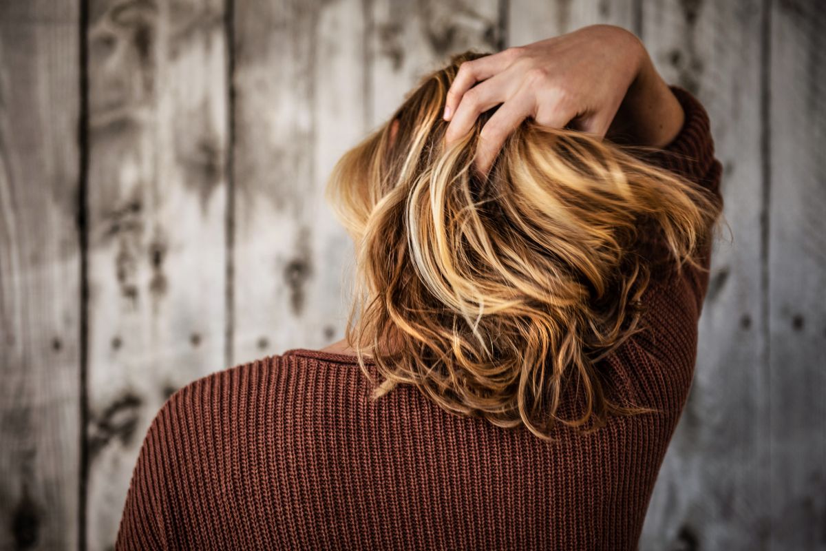Kosmetyczna pomoc – co wzmocni łamiące się włosy?
