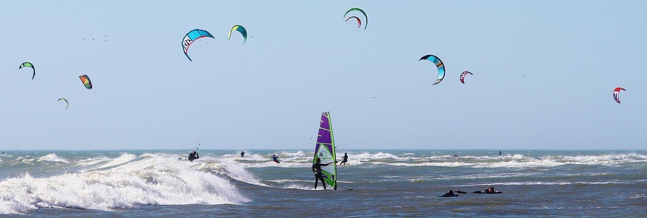 Jaka jest różnica między windsurfingiem a kitesurfingiem?
