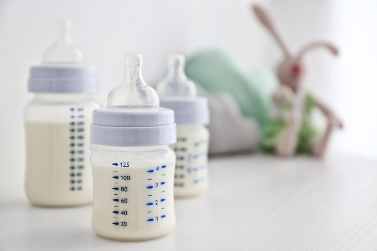 Mleko dla noworodka – jakie wybrać i na co zwrócić uwagę?