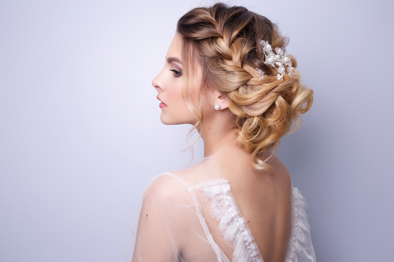 Jakie fryzury są odpowiednie na ślub i wesele?