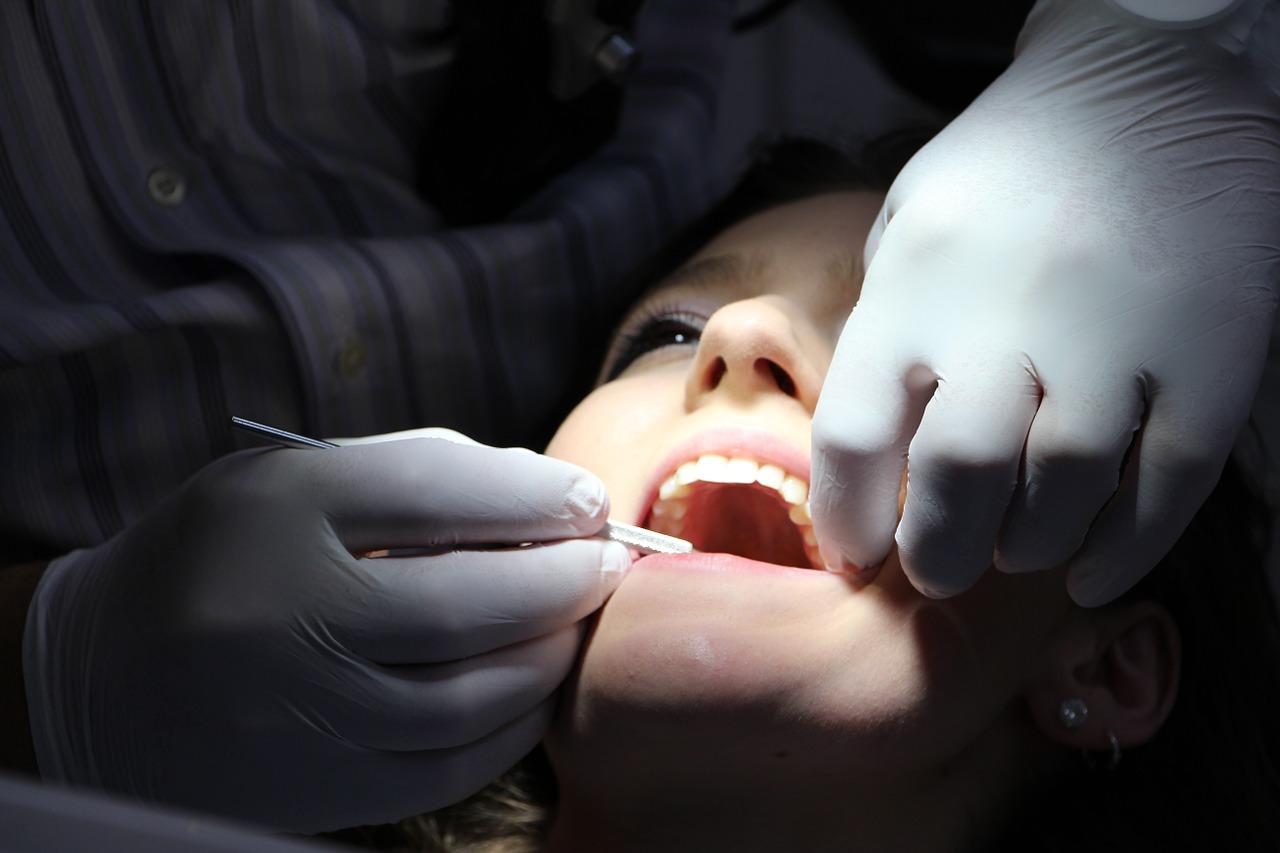 Jakie zabiegi wykonuje stomatolog?